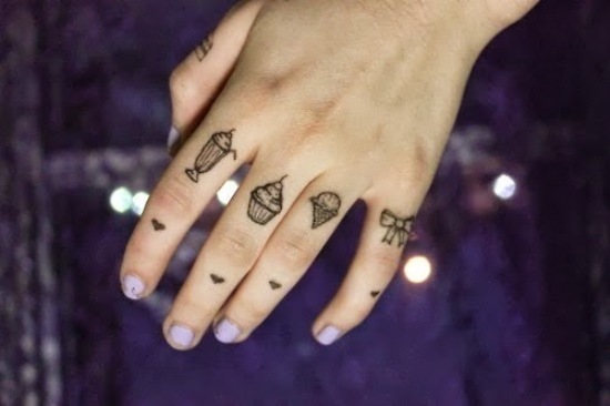 Egyszerű és kis csészetorta tetoválás az ujján