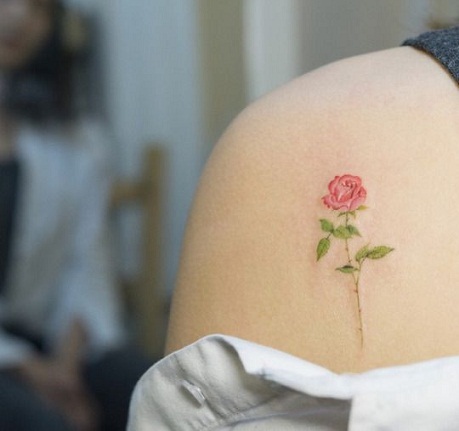 kis virág tetoválás