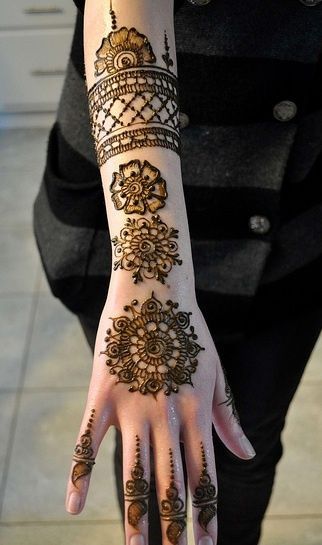 Rundt Mehndi -design til fuld hånd