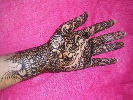 Traditionelle Mehndi -designs til hænder