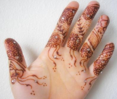 Kézi Mehndi Design strasszos kővel