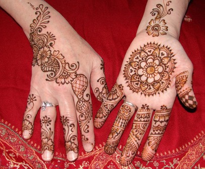 Rund blomst Mehndi -design til hænder