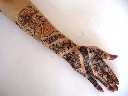 Påfugl Mehndi -designs til hånden