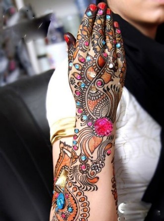 Flerfarvet Mehndi-design til hænder