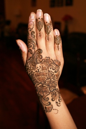 blomst mehndi på hænder