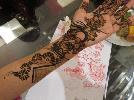 Arabisk og skraveret Mehndi til hånden