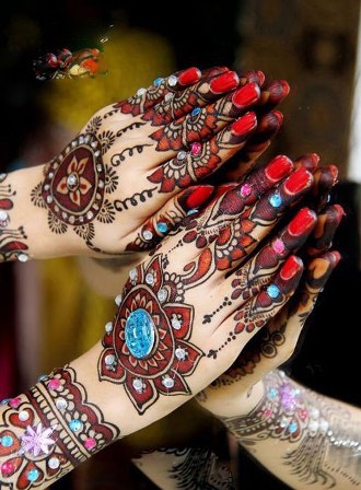 Vörös és fekete Mehndi Design kézre