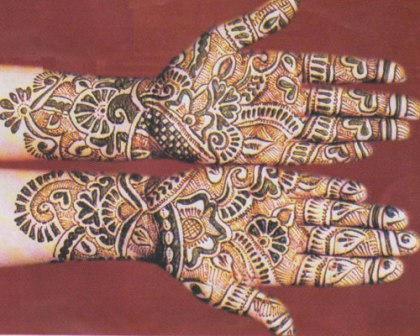 Skraverede Mehndi -designs til hænder
