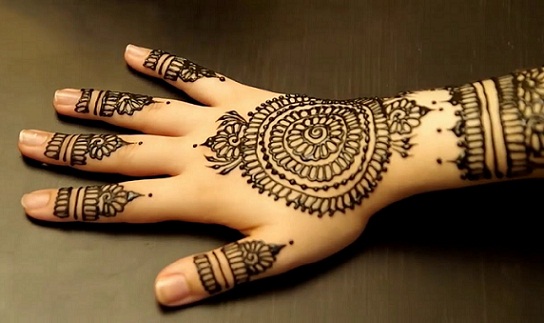 Tilbage runde Mehndi -designs til hænder