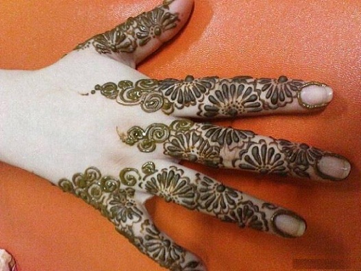 Finger Mehndi Design a kezében