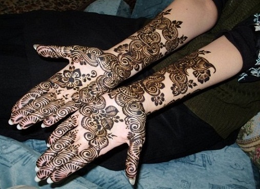 Spiral Mehndi Design på begge hænder