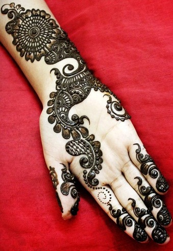 Minimal Mehndi -kunst til hånden