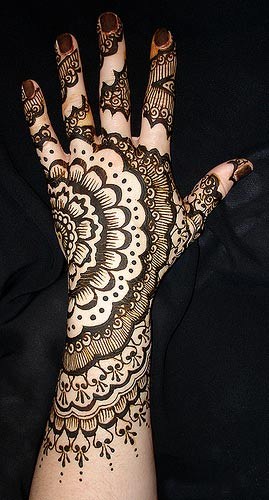 Halvblomstret Mehndi -design til hånden