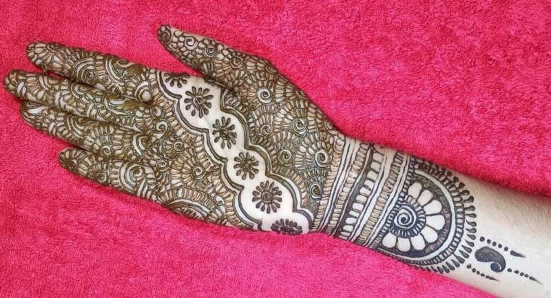smukt hånd mehndi design