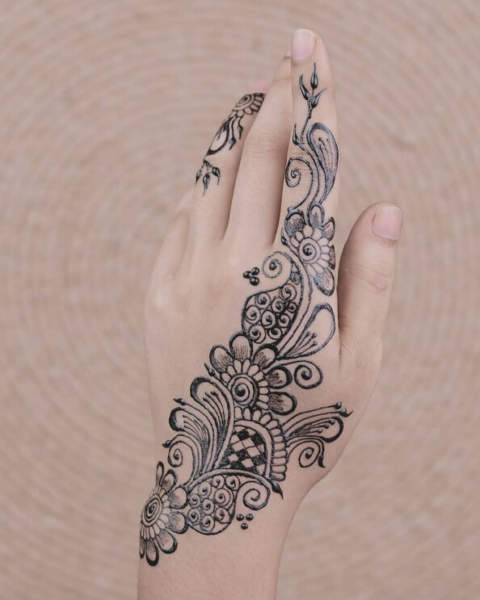lille hånd mehndi design
