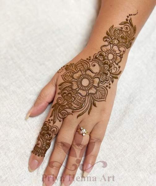 blomst hånd mehndi design