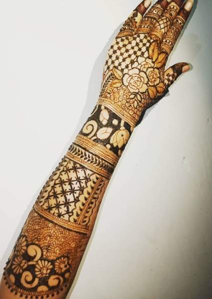 teljes hátú kéz mehndi design