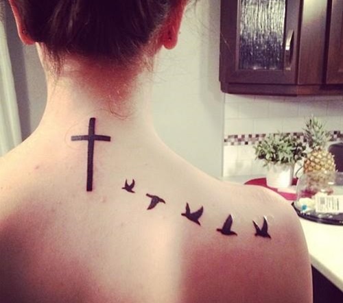 Repülő madarak tetoválás minták lányoknak