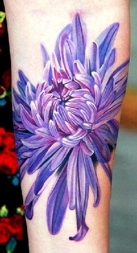 Tervező tetoválás lila tintás lány tetoválásokban