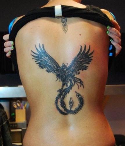 Phoenix tetoválás a lányok hátán