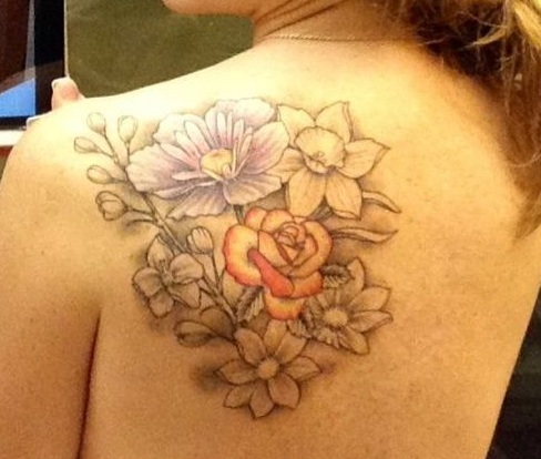 Virágos tetoválás tervezés színekben