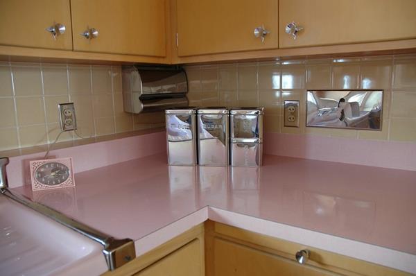 50 -luvun keittiö vaaleanpunainen työtaso metallipurkit