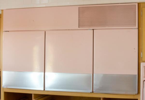 1950 -luvun jääkaappi vaaleanpunainen metalli