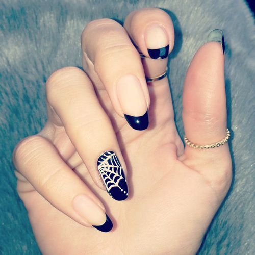 Spider Web Nail Art på en finger