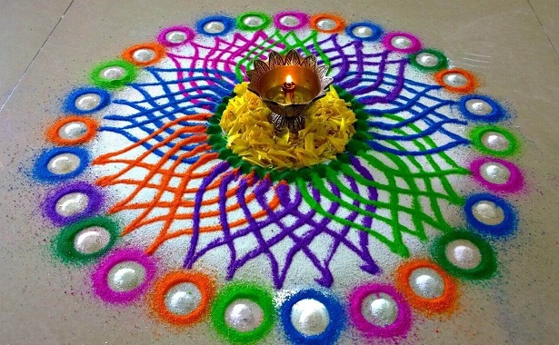 Rangoli designs med farver på gulvet