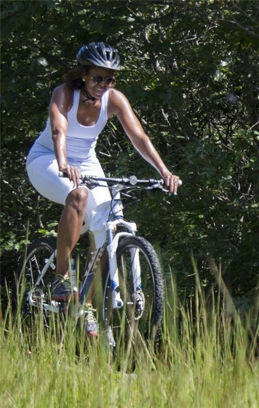 7 stressin vastaista vinkkiä julkkiksilta Michelle Obama pyöräilee