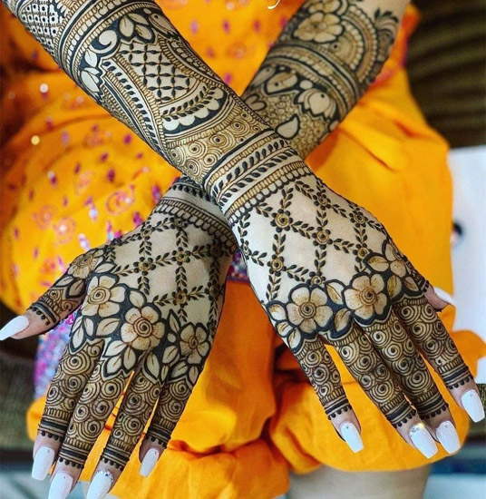 Attraktive brude Mehendi -designs med blomstermotiver