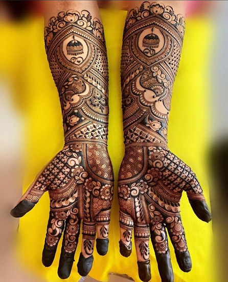 Traditionelt indisk bryllup Mehndi -design i fuld hånd