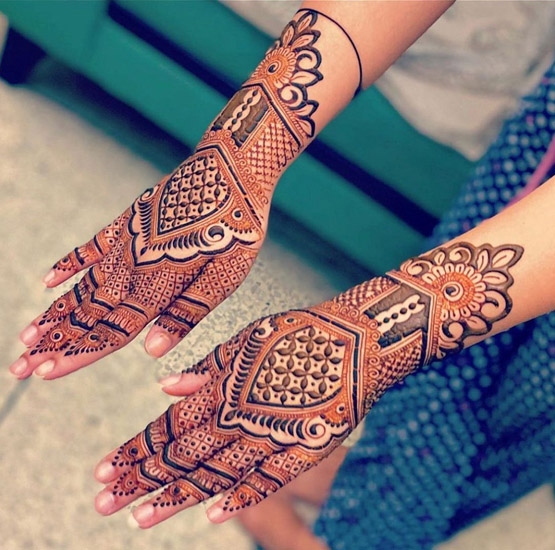 Gyönyörű menyasszonyi Mehndi Design a kéz hátulján