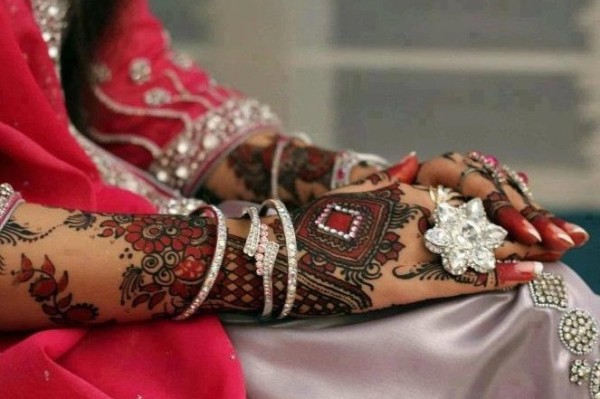 Maroon Bridal Mehandi til bryllup