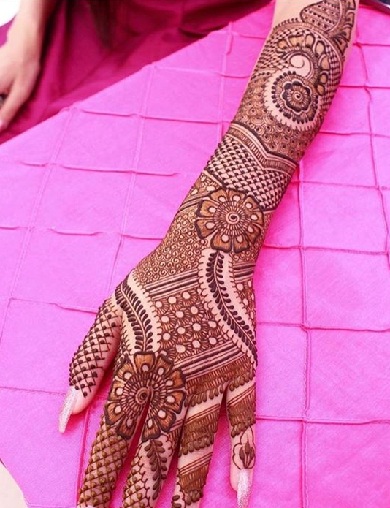 Feszített teljes virágos Mehndi Design