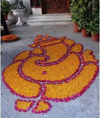 Lord Ganesha Rangoli med blomster
