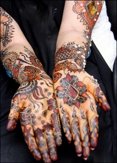 Brudefarvet Mehandi -design til fulde hænder