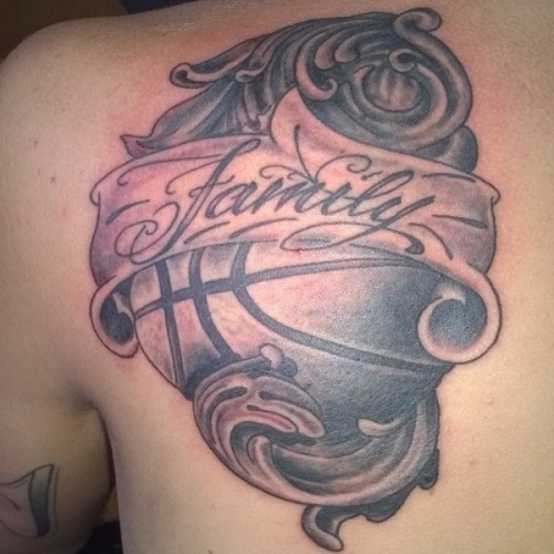 Portræt af kærlighed basketball tatoveringer