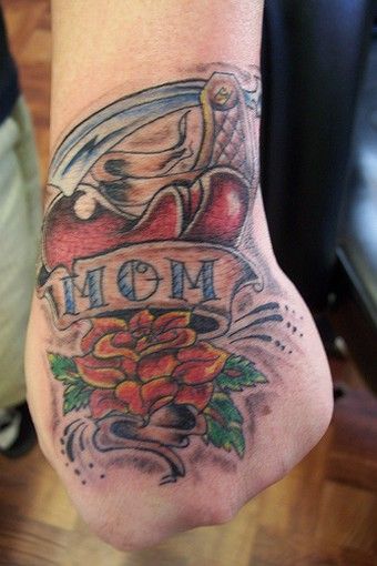 Mor og far tatoveringsdesign på håndleddet