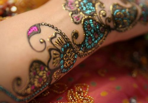 Glitter og farvede Mehandi -designs
