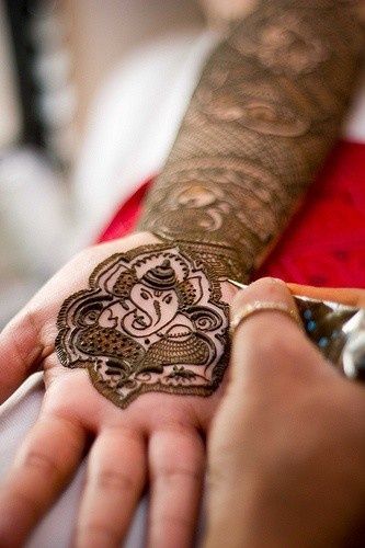 Lille Ganesh Mehandi -kunst på håndfladen