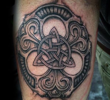 Udsmykkede Trinity Knot Tattoo