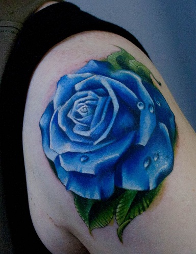Personlig tatovering i roseblå stil
