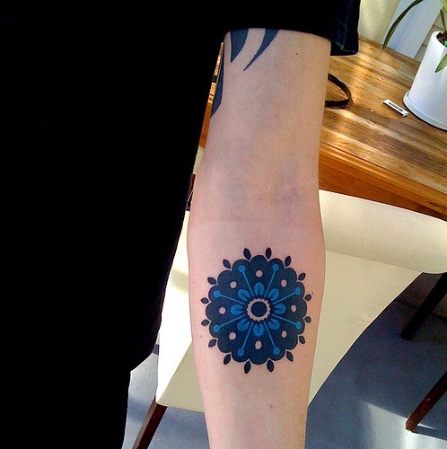 Mandala blå tatovering