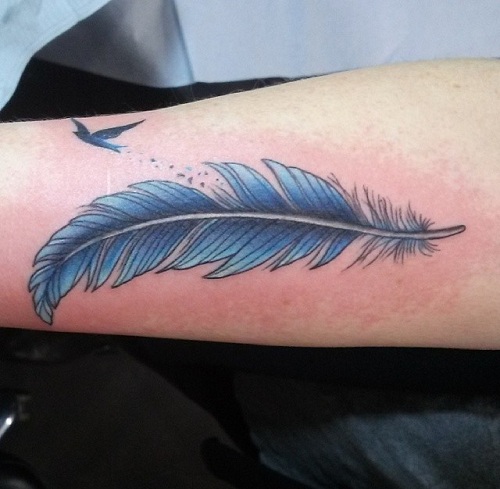 Egyetlen toll mintás kék tetoválás