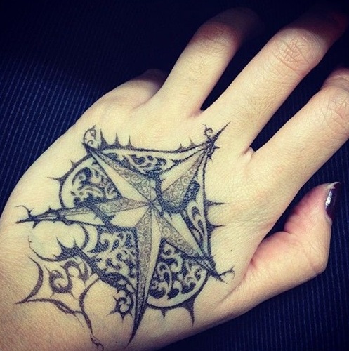 Spade med Star Design Tattoo