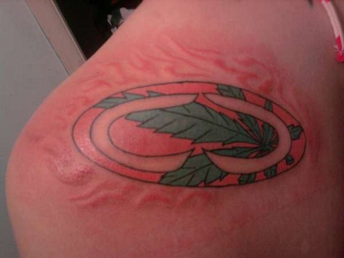 Rød og grøn tatoveringsdesign