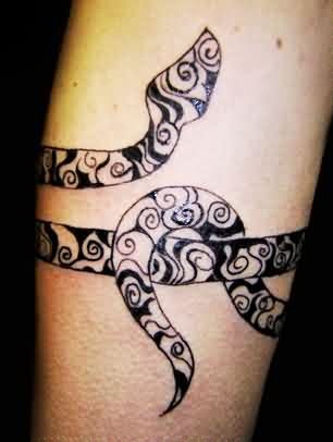 Slange armbånd tribal tatovering