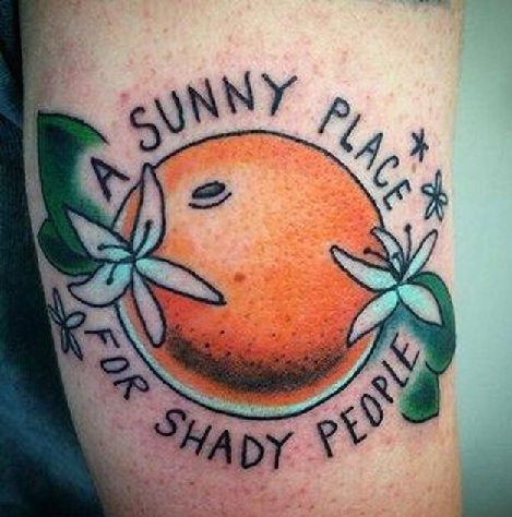 Strandviselet narancssárga tetoválással