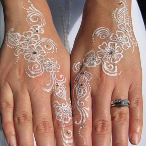 Hvide Mehndi -designs med sten